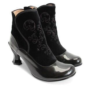 John Fluevog Baroque Lorrain Ankle Boot / Size 8.5 / Black Velvet Embroidered